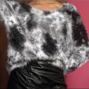 Two By VINCE CAMUTO sweater! Black, gray and white